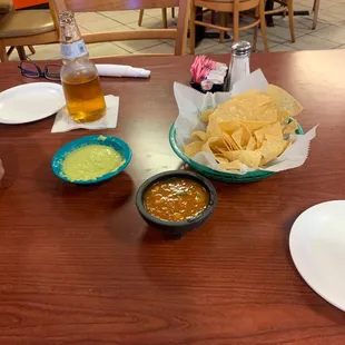 Chips and green salsa the best !!!