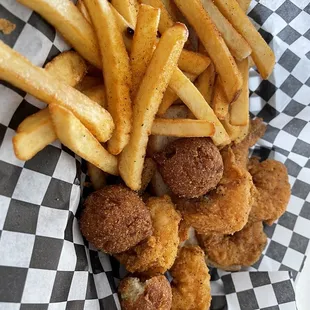 6 fried shrimp, 3 hush puppies, boatload of fries. All fresh, TEMPERATURE HOT, just enough spices to make this a savory dish.