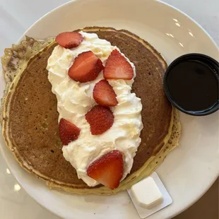 Cloudcake with strawberries and whip cream
