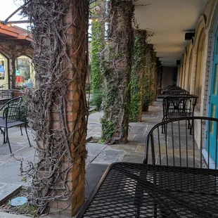 Outdoor seating in the shopping center common area