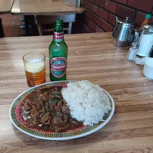 (It's My Yummy Yummy Delicious 可口的 Kěkǒu de Beef With Oyster Sauce Over Stream Rice &amp; Ťśìňģťãò Ɓèêŕ 啤酒 Píjiǔ)