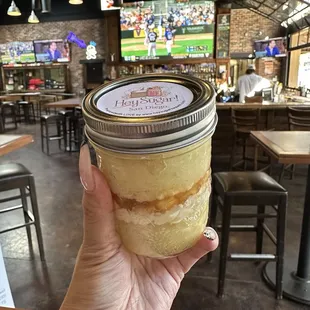 Caramel apple cake jar/ Instagram @JUDEETHEFOODEE