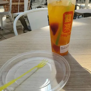 Love the long fork that assists in getting the fresh fruit out of the cup
