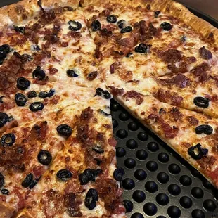 Bacon and black olive pizza