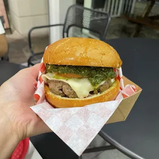 Ig: @veroeatss | basil pesto burger
