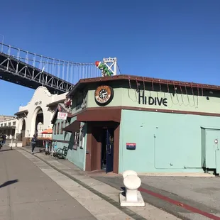 the entrance to hi dive