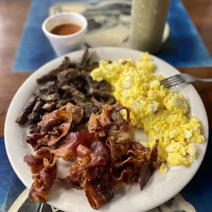 a plate of breakfast food