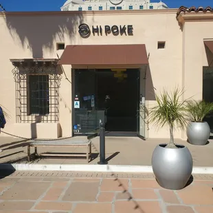 the entrance to the hi poke restaurant