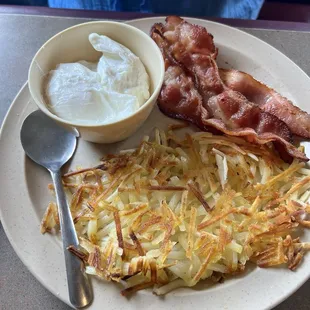 Poached eggs, hash browns and bacon