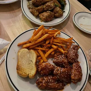 food, chicken, fried chicken wings, bbq wings, poultry, fried chicken, bbq chicken, chicken wings and fried chicken, chicken wings