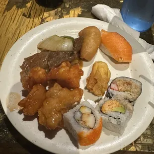 Sushi, pollo a la naranja, carne y más cosas