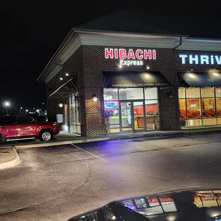 the front of a restaurant at night