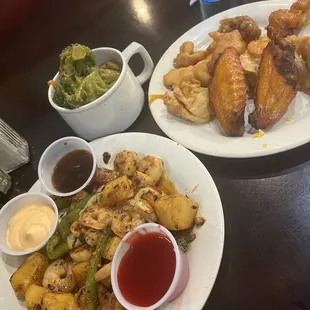 food, chicken wings and fried chicken