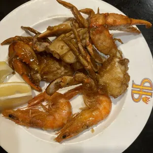 Fried head-on shrimp and fried blue crab are my favorites This buffet was a pleasant surprise with both!