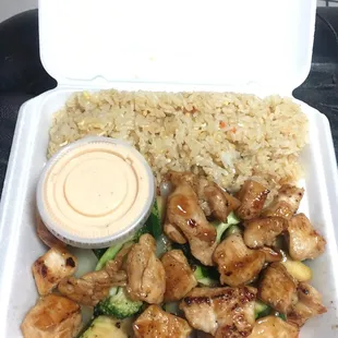 Hibachi chicken lunch special with yum yum sauce