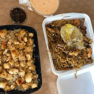 Chicken Hibachi Fried Rice W. Chicken CB12 Hibachi Triple Deluxe Yumyum Sauce(Med)