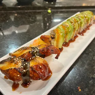 the sushi on the plate