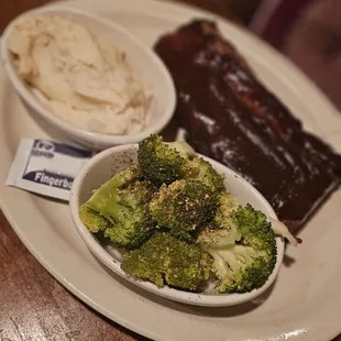 Ribs with broccoli and garlic mashed potatoes