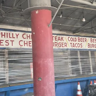 the sign for the restaurant