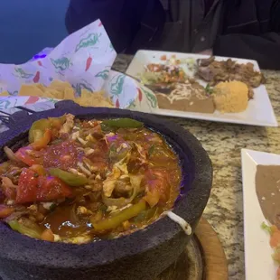molcajete mejicano and carnitas