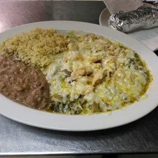 "Rajas con Crema"
Slices of Poblano Peppers, cooked in a cream sauce, topped with beef or chicken and cheese.