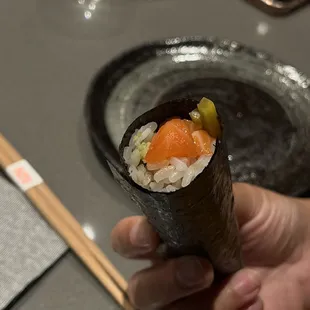 Salmon handroll