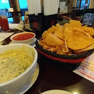 Beautiful restaurant right on the golf course. Delicious food for great prices. Welcoming staff and management. Amazing experience.