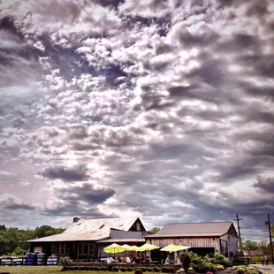 a cloudy sky over a restaurant