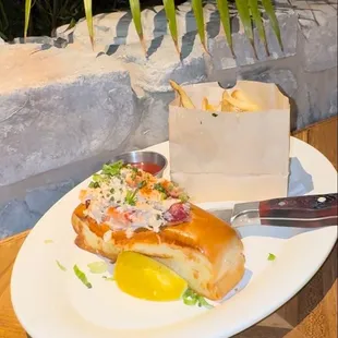 NEW ENGLAND LOBSTER ROLL