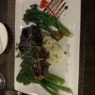 Braised wagu short rib with mashed potatoes and broccolini. Deelish!
