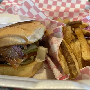 Hamburger w/bacon and Fries