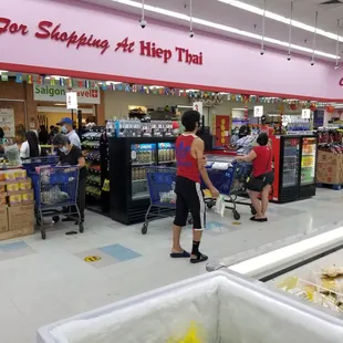 Short lines with multiple cashiers.