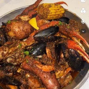 House, boil, muscles, snow, crab shrimp