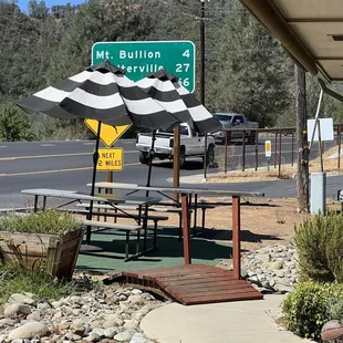 Limited outdoor seating option, fronts main road into Mariposa.