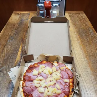 Cheat meal for Hawaiian pizza. Anyone want some ? 10/17/22