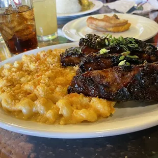 Jerk BBQ pork ribs with macaroni and cheese