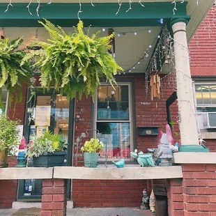 Cute, fun porch,