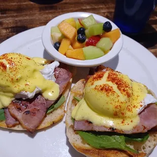 Eggs Benedict (brunch)