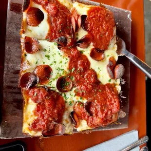 Pepperoni and red sauce pizza.