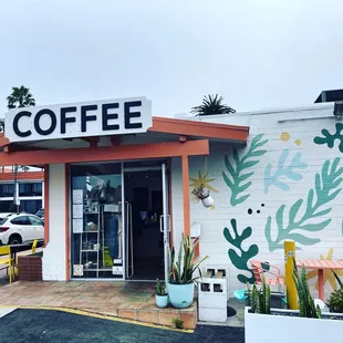 Exterior of High Tide Coffee off the PCH in San Clemente's North Beach.