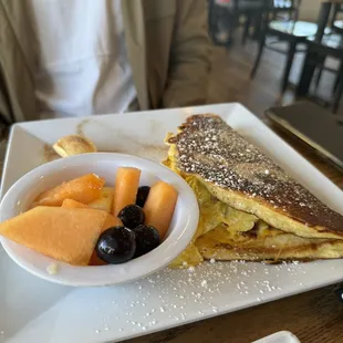 a plate of breakfast food