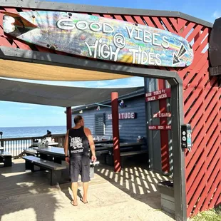 Entrance.. very open in outdoor area