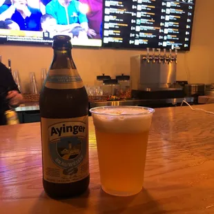 Ayinger hefeweizen beer