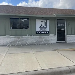 the outside of a coffee shop