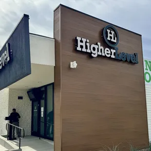 An exterior shot of Higher Level Fresno, located on Blackstone Ave