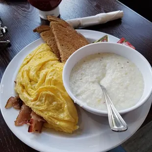 Omelet with grits and rye toast