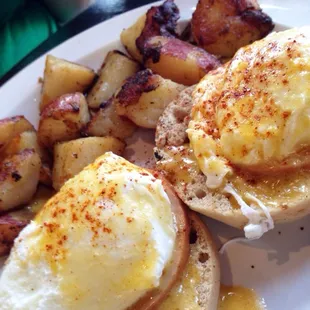 Classic eggs benedict