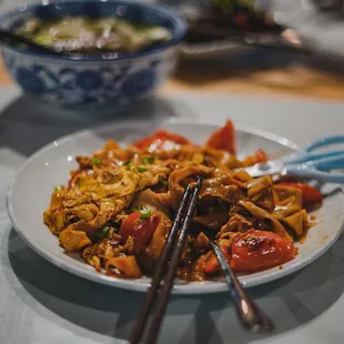 Egg and tomato stir fried noodle