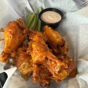 Buffalo wings well done with sriracha ranch