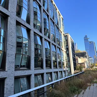 a view of the high line in the city